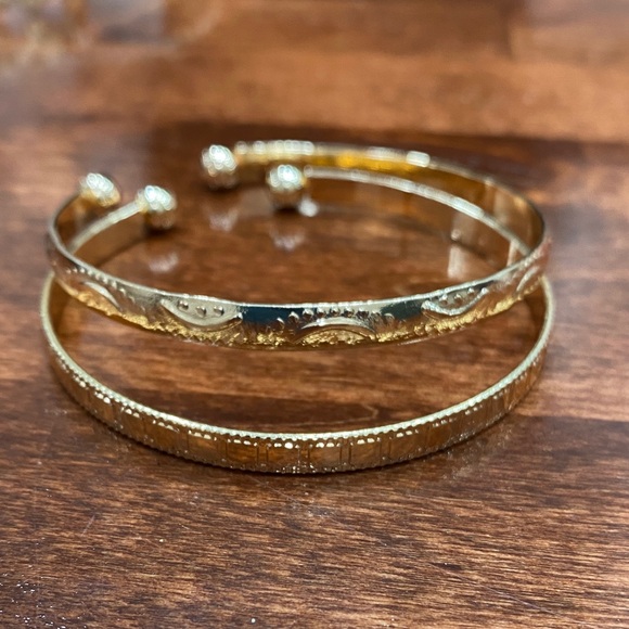 Jewelry - Elegant Gold-Tone Bangle Set